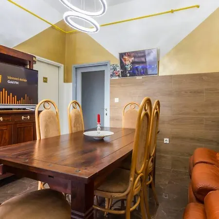 Excellent-centralocated-renovated-2bdr Apartment *