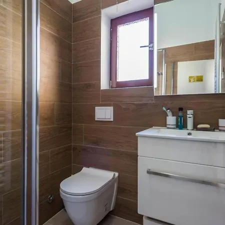 Excellent-centralocated-renovated-2bdr Apartment *